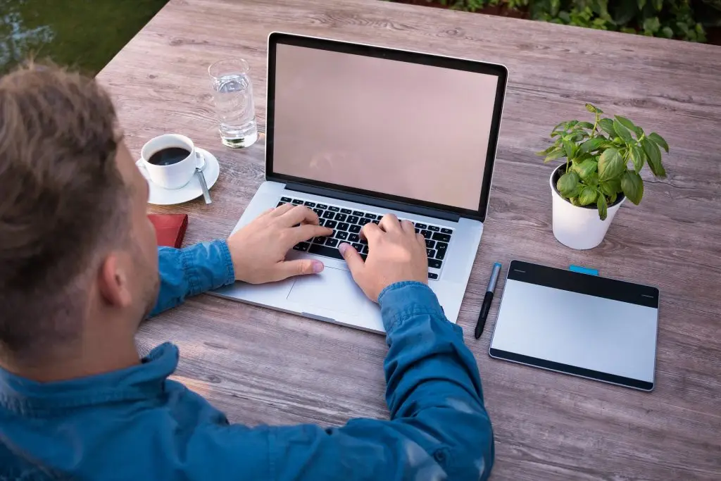 mit Laptop bei der Arbeit-webdesign in Weimar